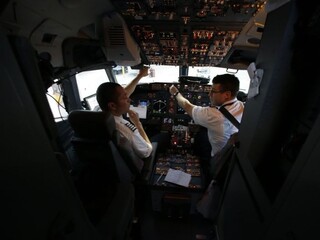pilot lietadlo kokpit (SITA AP)